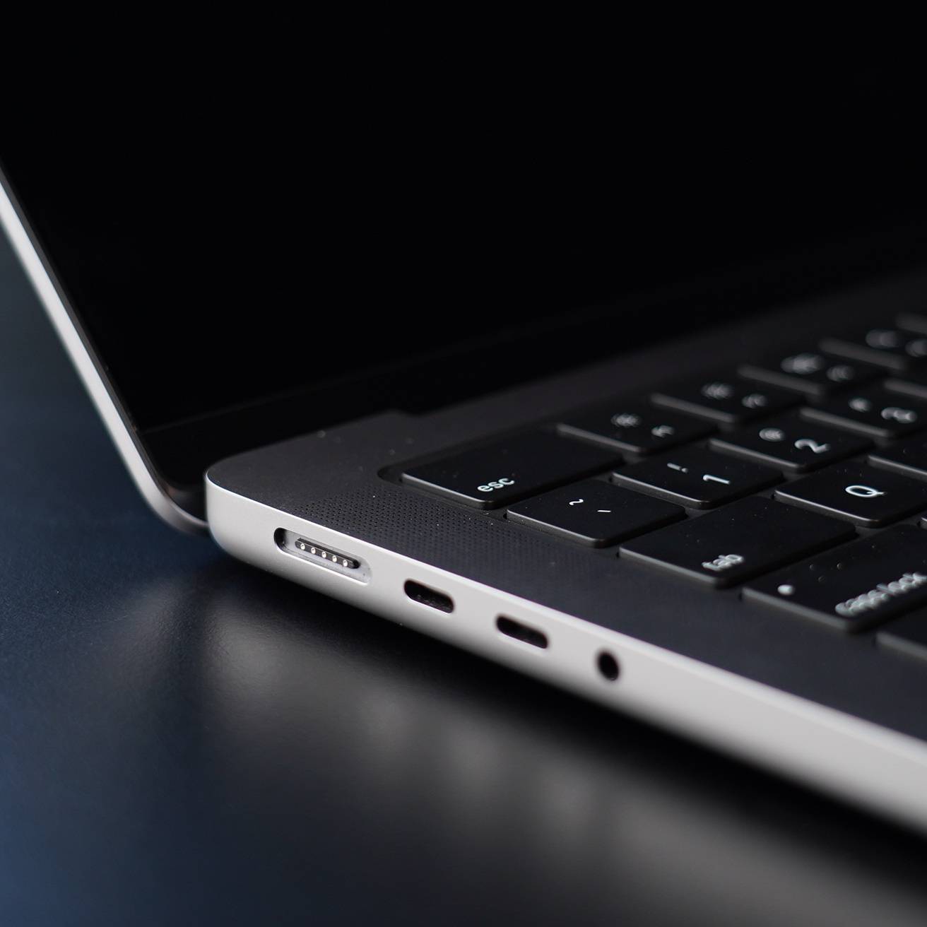 Apple MacBook Pro M3 MTL73HN/A Ultrabook (Apple M3/8 GB/512 GB SSD/macOS Sonoma)